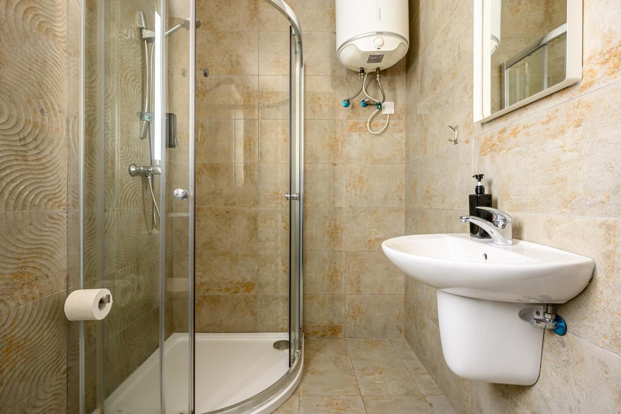 F11 Room 3, Private Room Two Single Beds Shared Bathroom In Shared Flat Msida Exterior photo
